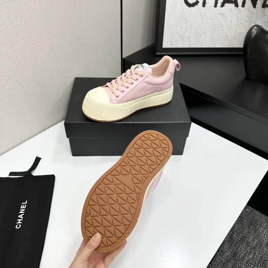 👟👟Ex-factory price 560👟👟Chanel Panda Shoes! 2025 counter's top casual sports shoes. This classic design; the upper is electro-embroidered with a variety of techniques; the outsole is fashionable and sporty; the unusual inclusion of a variety of color matching elements... The diversified mix and match is very good-looking and versatile, and can be used for leisure, fashion, sports, and outdoor... ꫛꫀꪝ Go➫ Materials: ❶Upper made of: original imported first-layer silk cowhide + original waterproof cloth + original first-layer cowhide ❷Inner lining: Breathable mesh ❸ Outsole based on: original TPU combination outsole, full set of boutique packaging for women 35–41